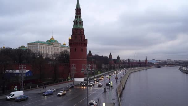 Wieża moskiewskiego Kremla przeciwko szaremu niebu. — Wideo stockowe