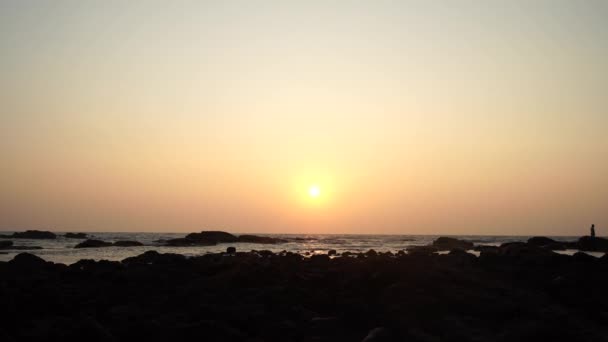 Bunte Morgendämmerung über dem Meer, Sonnenuntergang. wunderschöner magischer Sonnenuntergang über dem Meer. schöner Sonnenuntergang über dem Ozean. Sonnenuntergang über Wasseroberfläche — Stockvideo