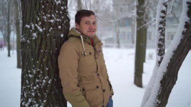 Kışın ormandaki adam.