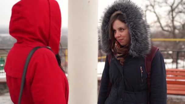 Duas mulheres conversando de pé na rua no inverno. Conceito de liberdade e lazer. — Vídeo de Stock