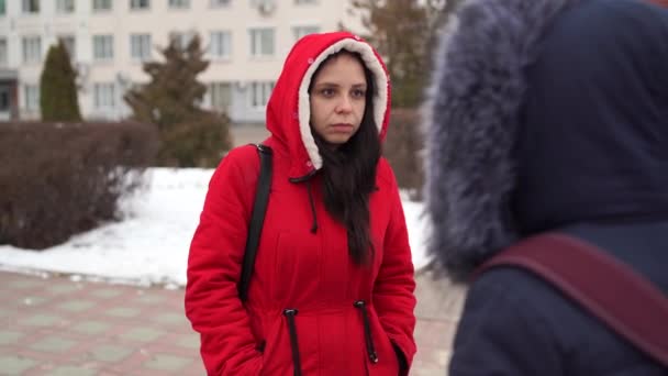 Twee vrouwen die 's winters op straat staan te praten. Freindship en vrijetijdsconcept. — Stockvideo