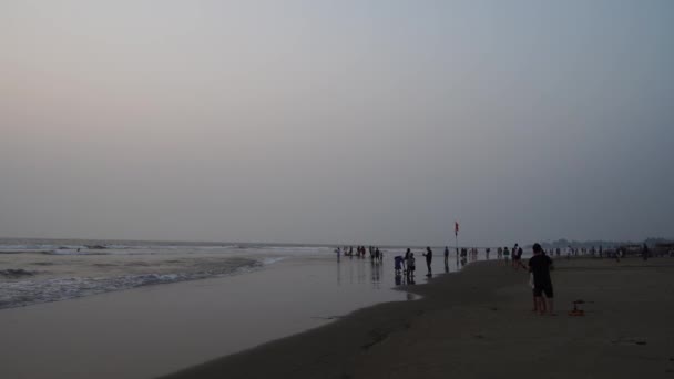 Morjim, India 14 de diciembre de 2019: Olas en la playa de mar por la noche. Mar y playa por la noche. — Vídeos de Stock