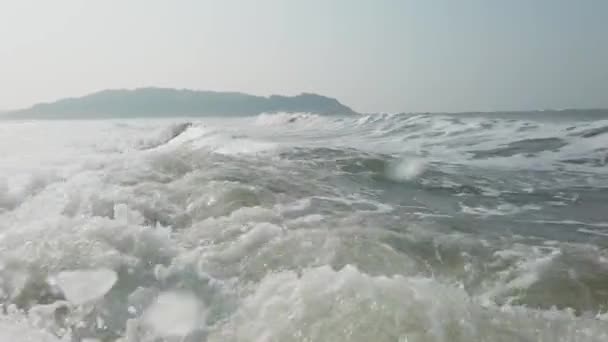 阳光灿烂的日子里 清澈的海水在潮湿的沙滩上翻滚 — 图库视频影像