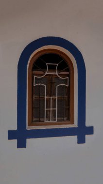Hristiyan haçı olan pencere, haç şeklinde kafes.