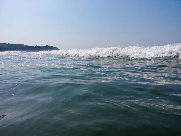 Морские волны на пляже. Морские волны в воде в течение дня — стоковое фото