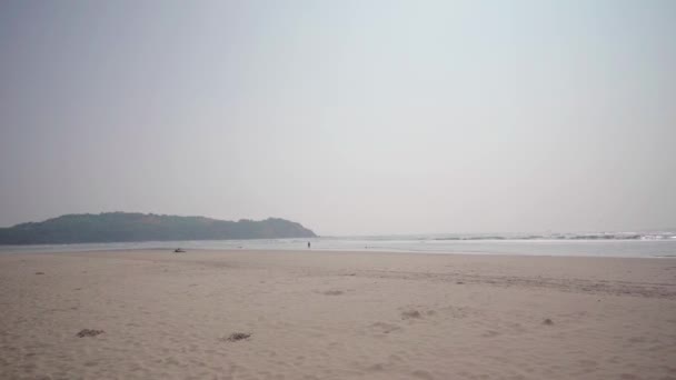 水面上浪花汹涌. 阳光灿烂的日子里，清澈的海水在潮湿的沙滩上翻滚 — 图库视频影像