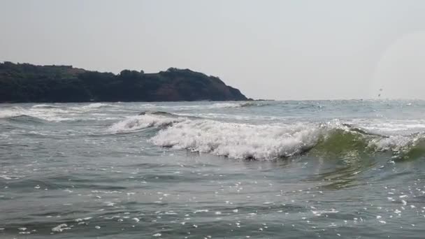 水面上浪花汹涌. 阳光灿烂的日子里，清澈的海水在潮湿的沙滩上翻滚 — 图库视频影像