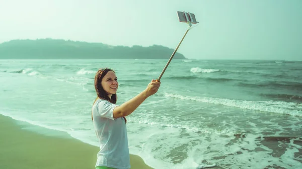 Mulher feliz tirando selfie perto do mar. De cima mulher feliz usando — Fotografia de Stock