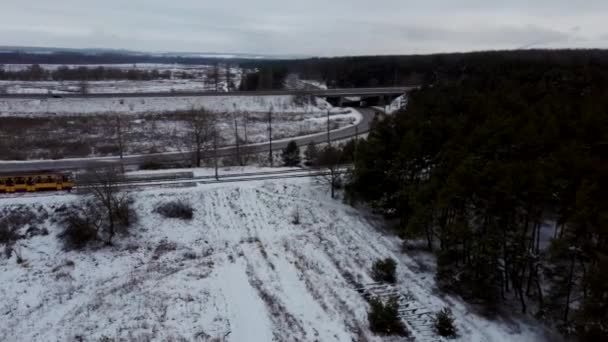 Moderne tram rijden op het platteland in de winter seizoen. Uitzicht vanaf de top van de hedendaagse tram rijden in lege terreinen in bewolkte dag. — Stockvideo