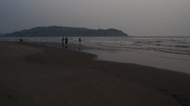 Akşamları sahilde el salla. Akşam vakti deniz ve sahil.