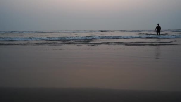 Zwaai 's avonds op het strand. Zee en strand in de avond tijd. — Stockvideo