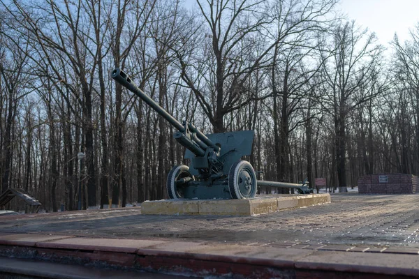 軍事公園の対戦車砲。軍事公園の冬の日に台座に取り付けられた古い対戦車砲の記念碑 — ストック写真