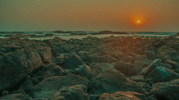 Denizde renkli şafak, Sunset. Deniz üzerinde güzel sihirli gün batımı. Okyanus üzerinde güzel gün batımı. Su yüzeyinde gün batımı — Stok fotoğraf