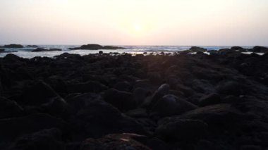 Denizde renkli şafak, Sunset. Deniz üzerinde güzel sihirli gün batımı. Okyanus üzerinde güzel gün batımı. Su yüzeyinde gün batımı