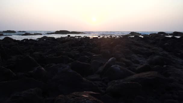Πολύχρωμο ξημέρωμα πάνω από τη θάλασσα, ηλιοβασίλεμα. Ωραίο μαγικό ηλιοβασίλεμα πάνω από τη θάλασσα. Όμορφο ηλιοβασίλεμα πάνω από τον ωκεανό. Ηλιοβασίλεμα πάνω από την επιφάνεια του νερού — Αρχείο Βίντεο