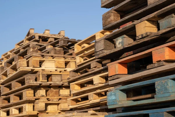 在仓库里堆放用过的木制货盘 木制托盘重叠 — 图库照片