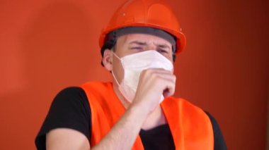 Sağlık maskeli ve tulumlu erkek inşaat işçisi. 