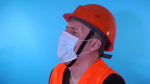 医療マスクの男性建設労働者が咳をして — ストック動画