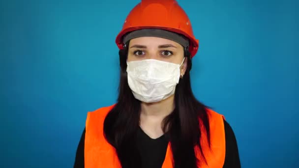 Μια Ενήλικη Γυναίκα Κάλυψε Πρόσωπό Της Μάσκα Έννοια Της Επιδημίας — Αρχείο Βίντεο