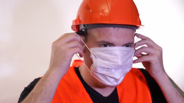 Trabajador Construcción Masculino Máscara Médica Overoles — Vídeo de stock