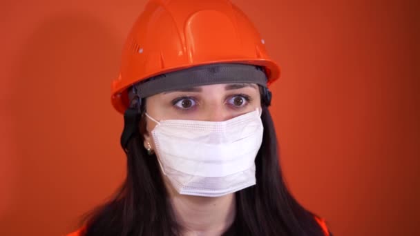 成年女性的脸被面具遮住了 结肠炎流行或疾病的概念 — 图库视频影像