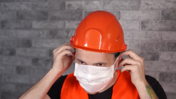 Male Construction Worker Medical Mask Overalls — Stock Video