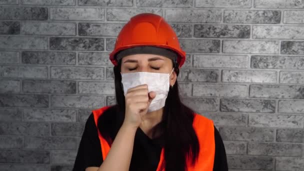 成年女性用口罩捂住脸咳嗽 结肠炎流行或疾病的概念 — 图库视频影像