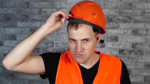 Man Werkend Uniform Die Oranje Beschermende Helm Draait — Stockvideo