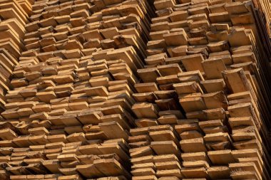 İnşaat alanında çam ağacı kereste yığını. Endüstriyel kereste üretim malzemeleri