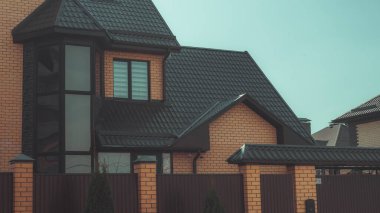 İnsanları rahat ettirmek için kır evleri inşa etmenin modern mimarisi.