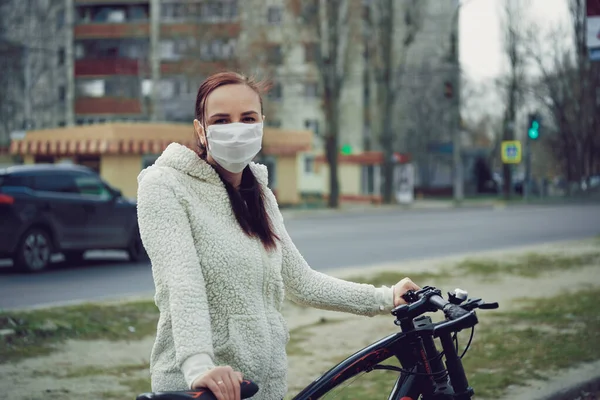 Молода Жінка Медичній Масці Стоїть Велосипедом Міській Вулиці Доросла Жінка — стокове фото