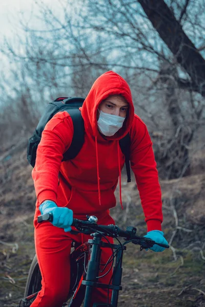 Молодой Человек Медицинской Маске Перчатках Сидит Велосипеде Сельской Местности Мужчина — стоковое фото