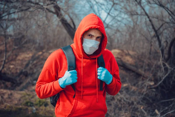 Retrato Joven Con Máscara Médica Guantes Sujetando Correas Mochila Con —  Fotos de Stock