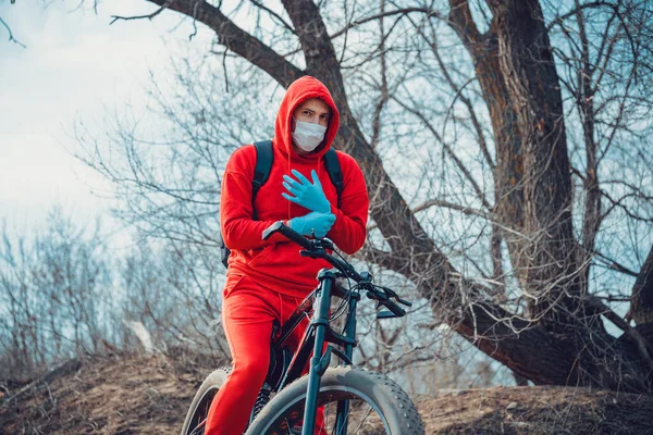 Joven Con Máscara Médica Guantes Sentado Bicicleta Campo Hombre Protegiéndose — Foto de Stock