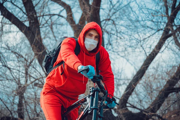 Молодий Чоловік Медичній Масці Рукавичках Сидить Велосипеді Сільській Місцевості Чоловік — стокове фото