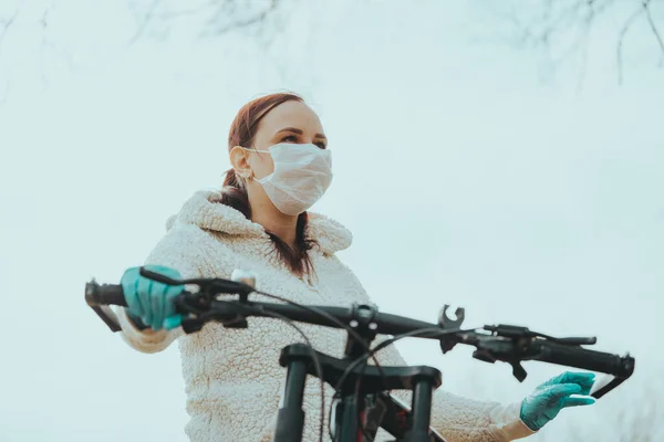 Портрет Молодой Женщины Медицинской Маске Перчатках Велосипедом Против Неба Взрослая — стоковое фото
