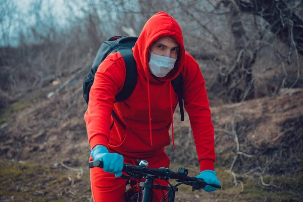 Молодий Чоловік Медичній Масці Рукавичках Сидить Велосипеді Сільській Місцевості Чоловік — стокове фото