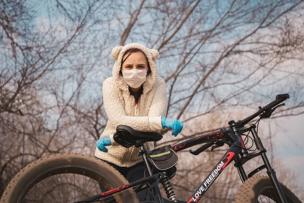 Молода Жінка Медичній Масці Рукавичках Стоїть Велосипедом Тримаючись Кермо Сільській — стокове фото