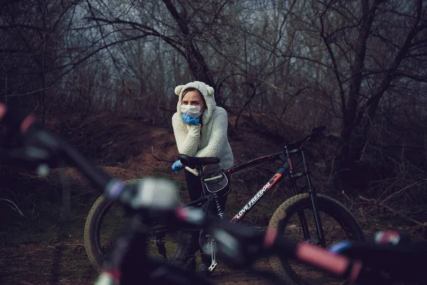 Молодая Женщина Медицинской Маске Перчатках Стоит Опираясь Велосипед Сельской Местности — стоковое фото