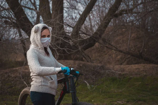 Mujer Joven Máscara Médica Guantes Para Con Bicicleta Aferrándose Timón —  Fotos de Stock