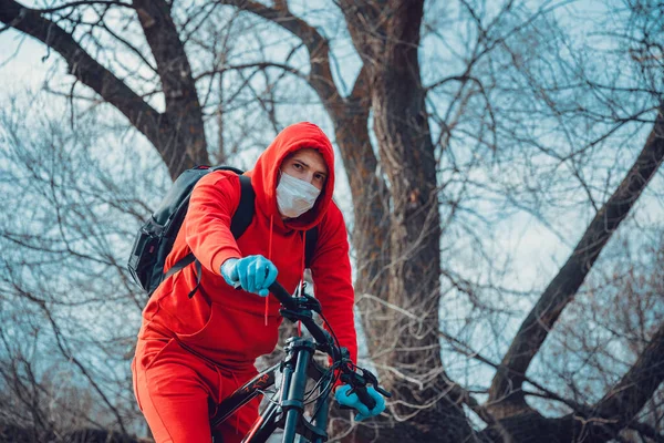 Молодий Чоловік Медичній Масці Рукавичках Сидить Велосипеді Сільській Місцевості Чоловік — стокове фото