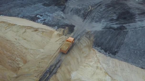 Letecká fotografie náklaďáku převážejícího písek. Skladovací vůz přepravuje písek a další nerosty v těžebním lomu.