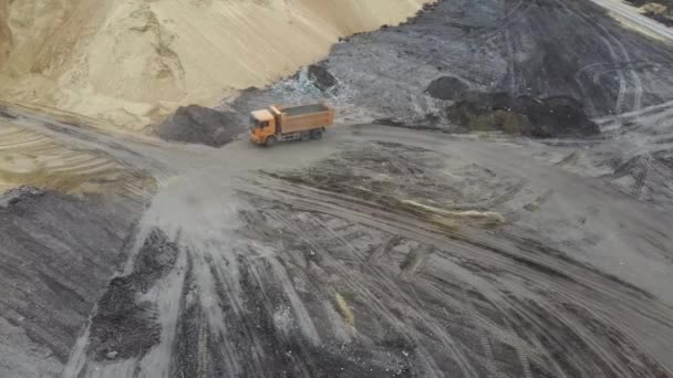 Der Muldenkipper kommt. Kipper in einem Steinbruch. Dumper unterwegs, vorbei an der Autobahnbaustelle. Luftaufnahme. — Stockvideo