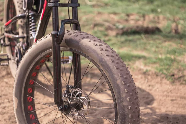 Close Bicicleta Com Rodas Grandes Campo Mountain Bike Fica Chão — Fotografia de Stock