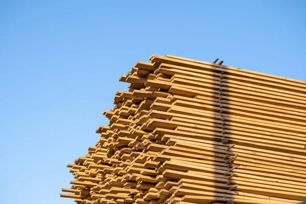 나무 판자, 목재, 산업용 목재, 목재. 건축 현장에는 거치른 목재 판자로 된 천연 목재 더미가 놓여 있다. 공업용 목재 건축 자재 — 스톡 사진