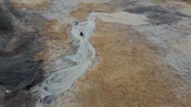 Kırsalda ATV kullanan insanların hava görüntüsü. Kuş bakışı yerde aşırı sürüşün.