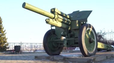 Askeri parkta tanksavar silahı. Eski bir tanksavar topu anıtı askeri parkta kış günü kaideye monte edildi.