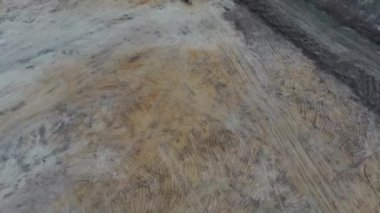 Kırsalda ATV kullanan insanların hava görüntüsü. Kuş bakışı yerde aşırı sürüşün.