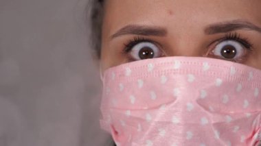 Yüzünde tıbbi maske olan bir kadın. Koronavirüs salgını veya hastalıklar kavramı.