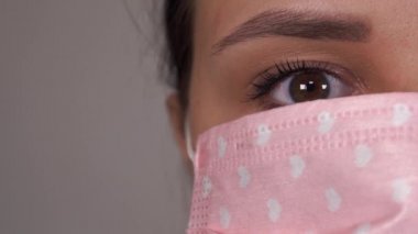 Yüzünde tıbbi maske olan bir kadın. Koronavirüs salgını veya hastalıklar kavramı.